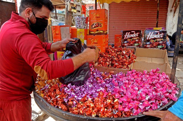 (200730) -- BEIRUT, July 30, 2020 (Xinhua) -- A man buys candies ahead of the Eid al-Adha festival in Beirut, Lebanon, July 30, 2020. (Xinhua\/Bilal Jawich