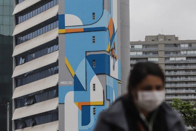(200821) -- SAO PAOLO, Aug. 21, 2020 (Xinhua) -- A woman passes by a graffiti work of "NaLata International Festival of Urban Art" amid the COVID-19 outbreak in Sao Paulo, Brazil, Aug. 20, 2020. (Photo by Rahel Patrasso\/Xinhua