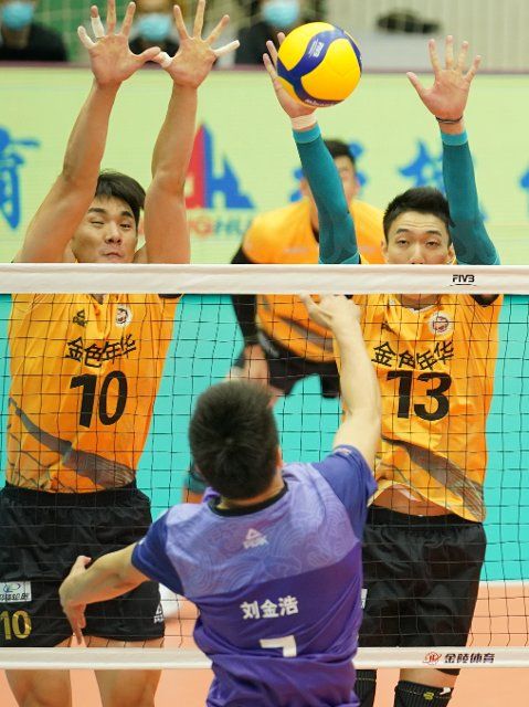 (200821) -- QINHUANGDAO, Aug. 21, 2020 (Xinhua) -- Wu Pengzhi (L, above) and Chen Longhai (R, above) of Shanghai team block the ball during the group A match between Shanghai and Tianjin at the 2019\/2020 Chinese men\