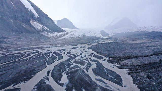 (200825) -- XINING, Aug. 25, 2020 (Xinhua) -- Aerial photo taken on Aug. 15, 2020 shows a glacier, located at the source area of the Yangtze River, in Yushu Tibetan Autonomous Prefecture of northwest China\