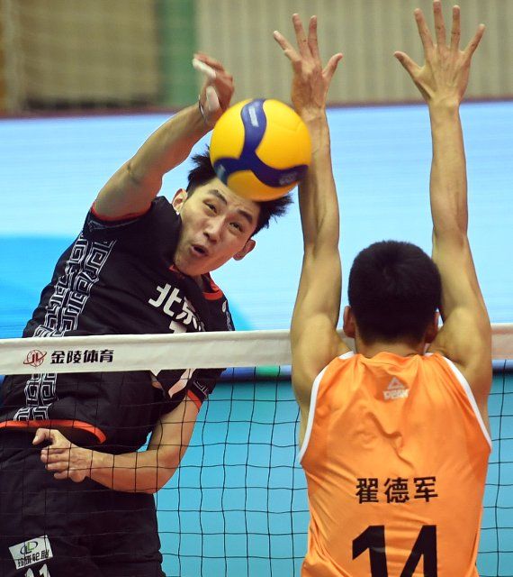 (200826) -- QINHUANGDAO, Aug. 26, 2020 (Xinhua) -- Jiang Chuan (L) of Beijing spikes the ball during the group F match between Beijing and Shandong at the 2019\/2020 Chinese men\