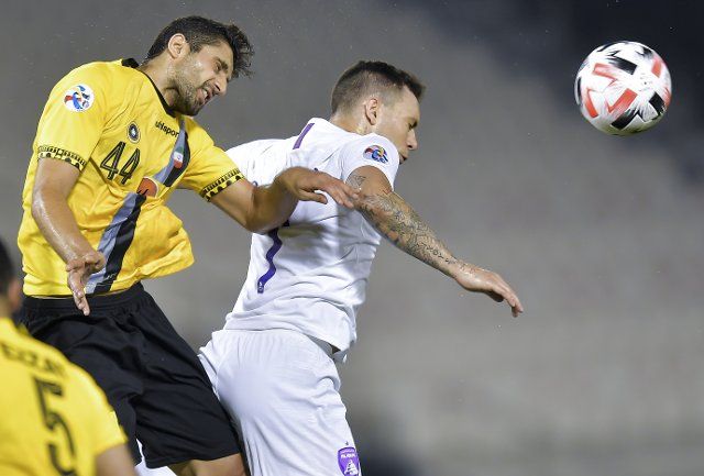 (200922) -- DOHA, Sept. 22, 2020 (Xinhua) -- Caio Canedo (R) of Al Ain FC vies with Mohammad Nejad Mehdi of Sepahan FC during the AFC Asian Champions League group D football match between Al Ain FC of United Arab Emirates and Sepahan FC of Iran in Doha, capital of Qatar, Sept. 21, 2020. (Photo by Nikku\/Xinhua