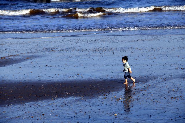 (200926) -- RIZHAO, Sept. 26, 2020 (Xinhua) -- A kid plays on a beach of a scenic area in Rizhao, east China\