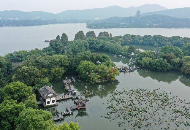 (201022) -- HANGZHOU, Oct. 22, 2020 (Xinhua) -- Aerial photo taken on Oct. 22, 2020 shows the autumn scenery of the West Lake scenic area in Hangzhou, east China\