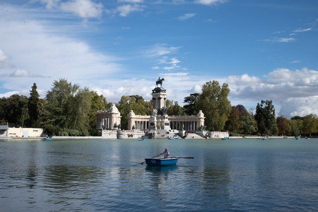 (201005) -- MADRID, Oct. 5, 2020 (Xinhua) -- A man rows a boat at the El Retiro park in Madrid, Spain on Oct. 4, 2020. (Xinhua\/Meng Dingbo