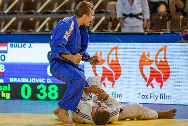 (201005) -- DUBROVNIK, Oct. 5, 2020 (Xinhua) -- Darko Brasnjovic (L) of Serbia celebrates after defeating Josip Bulic of Croatia during the Senior European Judo Cup Men\
