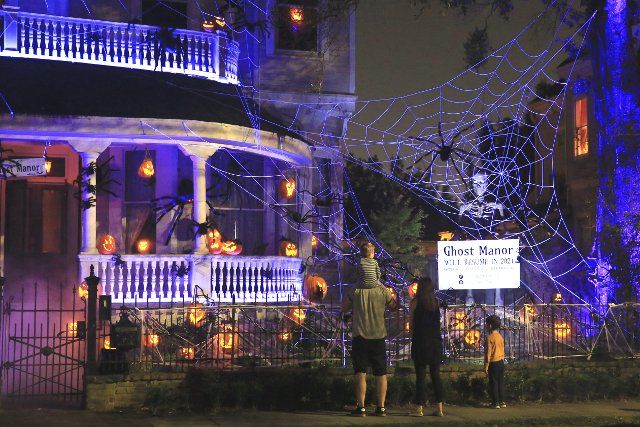 (201027) -- NEW ORLEANS, Oct. 27, 2020 (Xinhua) -- Pedestrians look at the "Ghost Manor" house in New Orleans, Louisiana, the United States, on Oct. 26, 2020. To celebrate the upcoming Halloween holiday, a special house in New Orleans has been decorated by the owner as the "Ghost Manor". With jack-o\