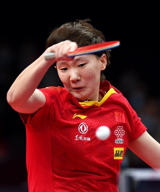 (201122) -- ZHENGZHOU, Nov. 22, 2020 (Xinhua) -- Wang Manyu of China returns the ball during the women\