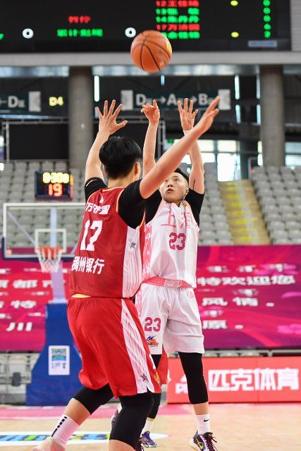 (201202) -- HOHHOT, Dec. 2, 2020 (Xinhua) -- Peng Shiqing (R) of Shanghai shoots during the 11st round match between Shanghai and Zhejiang at the 2020-21 Women\