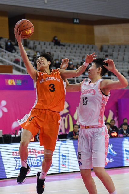(201205) --HOHHOT , Dec. 5, 2020 (Xinhua) -- Yang Liwei (L) of Inner mongolia team goes up for a lay-up during the 12th round match between Inner mongolia team and Tianjin team at the 2020-2021 season Women\