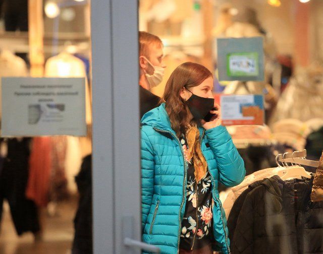 (201205) -- MINSK, Dec. 5, 2020 (Xinhua) -- A woman wearing a face mask shops at a shopping mall in Minsk, Belarus, Dec. 5, 2020. Belarus reported 1,896 new COVID-19 cases on Saturday, taking its total to 145,279, the country\