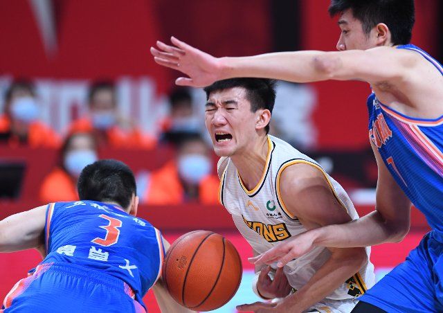 (201216) -- ZHUJI, Dec. 16, 2020 (Xinhua) -- Sun Minghui (C) of Zhejiang Lions breaks through during the 19th round match between Zhejiang Lions and Sichuan Blue Whales at the 2020-2021 season of the Chinese Basketball Association (CBA) league in Zhuji, east China\