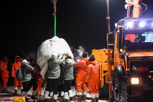 (201217) -- SIZIWANG BANNER, Dec. 17, 2020 (Xinhua) -- Staff members transport the return capsule of China\