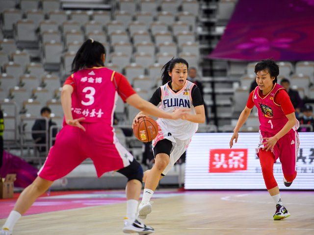 (201219) -- HOHHOT, Dec. 19, 2020 (Xinhua) -- Huang Yaling (C) of Fujian team drives the ball during the 17th round match between Shanxi team and Fujian team at the 2020-2021 season Women\