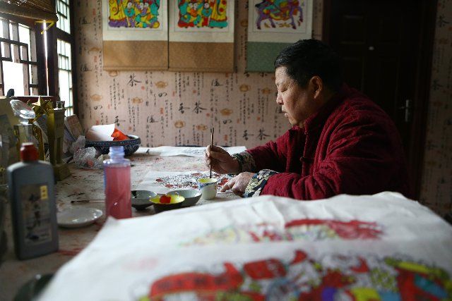(210120) -- KAIFENG, Jan. 20, 2021 (Xinhua) -- A craftsman creates wood-block New Year paintings in Zhuxian Town of Kaifeng City, central China\