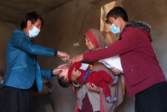 (210120) -- KABUL, Jan. 20, 2021 (Xinhua) -- A health worker gives a polio vaccine to a child during an anti-polio vaccination campaign in Ghazni city, eastern Afghanistan, Jan. 20, 2021. TO GO WITH "Afghanistan launches polio vaccination targeting 9.9 mln children" (Photo by Rohullah\/Xinhua