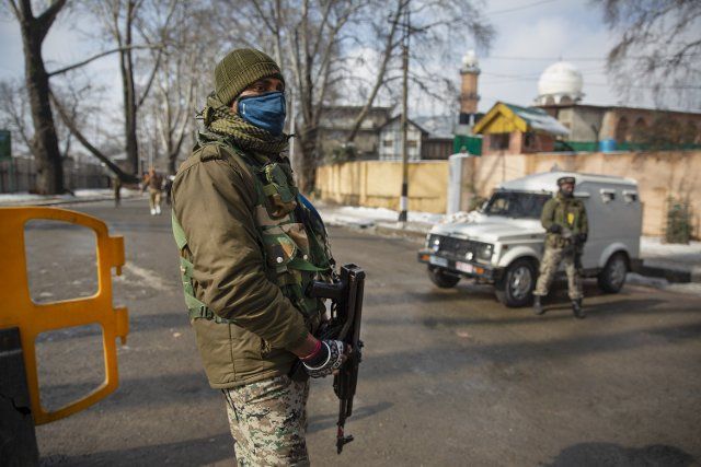 (210124) -- SRINAGAR, Jan. 24, 2021 (Xinhua) -- Indian paramilitary troopers stand guard near the venue of a full dress rehearsal for the upcoming India\