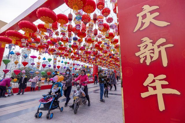 (210208) -- YUNCHENG, Feb. 8, 2021 (Xinhua) -- Citizens view lanterns ahead of the Spring Festival at Nanfeng Square in Yuncheng City, north China\