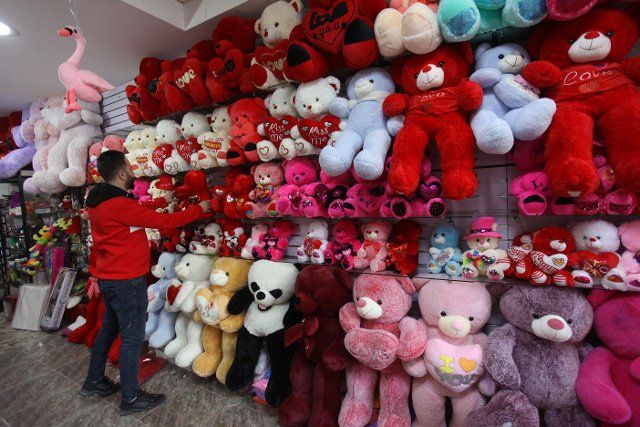 (210214) -- NABLUS, Feb. 14, 2021 (Xinhua) -- A vendor displays teddy bears as gifts for Valentine\