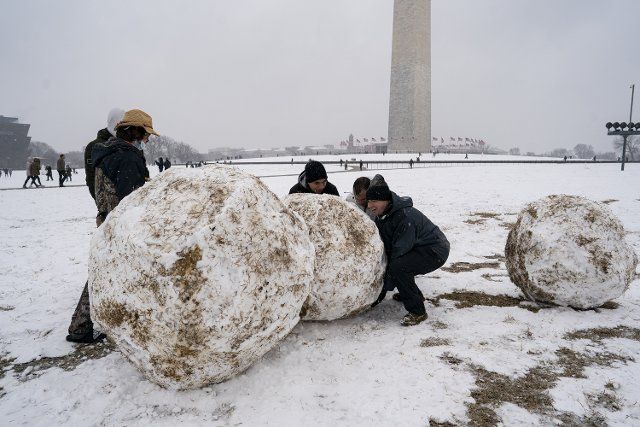 (210201) -- WASHINGTON, D.C., Feb. 1, 2021 (Xinhua) -- People play in the snow at the National Mall near the Washington Monument in Washington D.C., the United States, Jan. 31, 2021. (Xinhua\/Liu Jie
