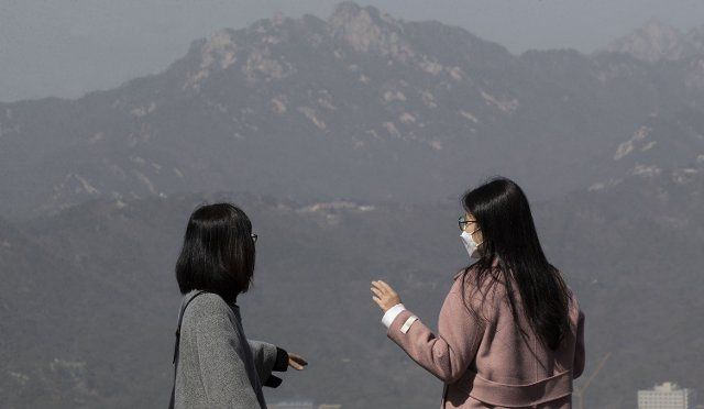 (210316) -- SEOUL, March 16, 2021 (Xinhua) -- People visit the Namsan Park amid smog in Seoul, South Korea, March 16, 2021. (Photo by Seo Yu-Seok\/Xinhua