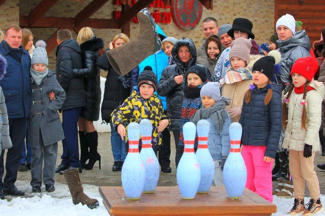 (210228) -- DZERZHINSK, Feb. 28, 2021 (Xinhua) -- Children participate in a boot throwing game to bid farewell to winter in Dzerzhinsk, Belarus, Feb. 27, 2021. (Photo by Henadz Zhinkov\/Xinhua