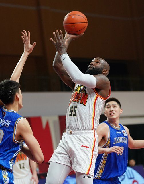(210402) -- ZHUJI, April 2, 2021 (Xinhua) -- Dominique Jones (C) of Jilin Northeast Tigers shoots during the 51st round match between Jilin Northeast Tigers and Jiangsu Dragons at the 2020-2021 season of the Chinese Basketball Association (CBA) league in Zhuji, east China\