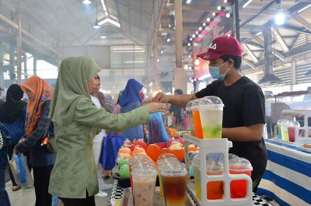 (210414) -- BANDAR SERI BEGAWAN, April 14, 2021 (Xinhua) -- A woman shops at a local market during the Islamic holy month of Ramadan in Bandar Seri Begawan, capital of Brunei, on April 14, 2021. (Photo by Jeffrey Wong\/Xinhua