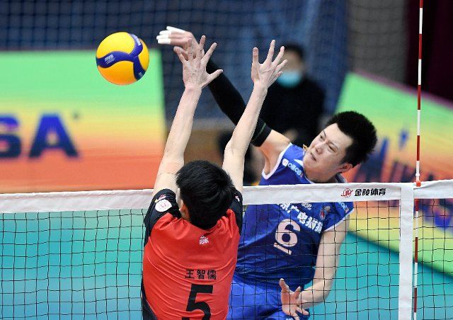 (210325) -- QINHUANGDAO, March 25, 2021 (Xinhua) -- Zhang Chen (R) of Jiangsu spikes during the third place match between Jiangsu and Zhejiang at the 2020-2021 season Chinese Men\
