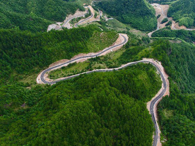 (210328) -- BEIJING, March 28, 2021 (Xinhua) -- Aerial photo taken on Aug. 3, 2020 shows mountain roads leading to Chenqiao Village, Zhouning County, southeast China\