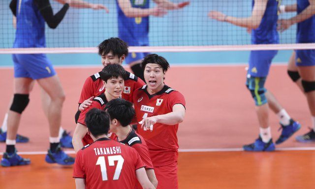 (210501) -- TOKYO, May 1, 2021 (Xinhua) -- Players of Japan celebrate during a Tokyo Challenge 2021 volleyball match between Japan and China in Tokyo, Japan, May 1, 2021. (Xinhua\/Du Xiaoyi