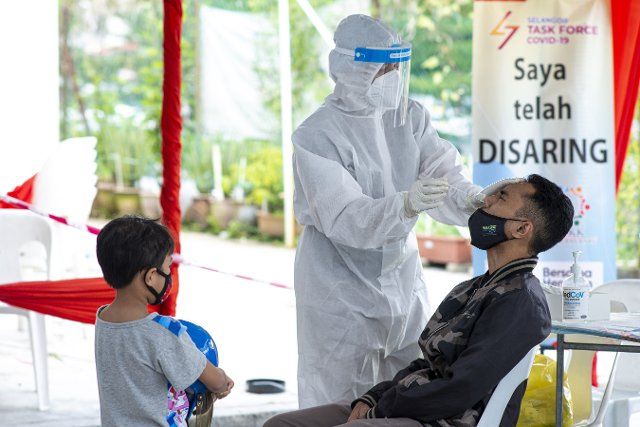 (210510) -- KUALA LUMPUR, May 10, 2021 (Xinhua) -- A medical worker takes a swab sample for COVID-19 test in Taman Muda near Kuala Lumpur, Malaysia, May 10, 2021. Malaysia will extend its movement control order (MCO) currently enforced in several areas to cover the whole country till June to curb the recent spike of COVID-19 cases, Prime Minister Muhyiddin Yassin said on Monday. Malaysia\