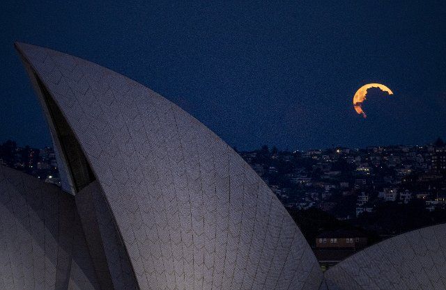 (210427) -- SYDNEY, April 27, 2021 (Xinhua) -- Photo taken on April 27, 2021 shows a super moon with Sydney Opera House in the foreground in Sydney, Australia. (Xinhua\/Bai Xuefei