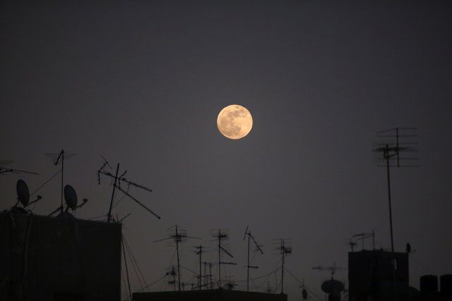 (210526) -- CAIRO, May 26, 2021 (Xinhua) -- A super moon is seen over Cairo of Egypt on May 26, 2021. (Xinhua\/Ahmed Gomaa
