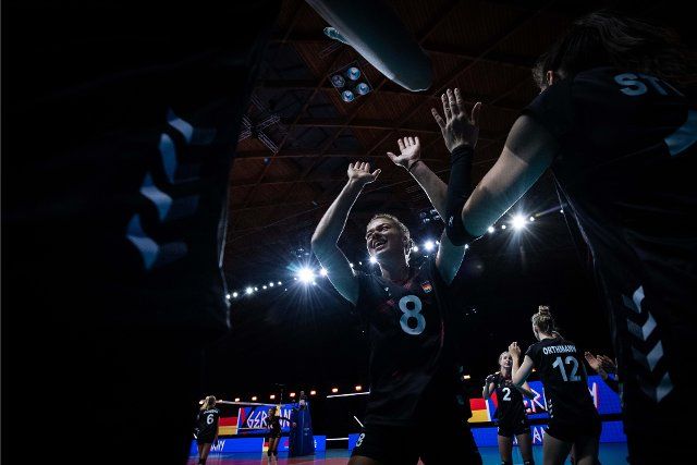 (210531) -- RIMINI, May 31, 2021 (Xinhua) -- Drewniok Kimberly (C) of Germany celebrates during the Preliminary Round match between Germany and China at the 2021 FIVB Volleyball Nations League in Rimini, Italy, May 31, 2021. (Xinhua