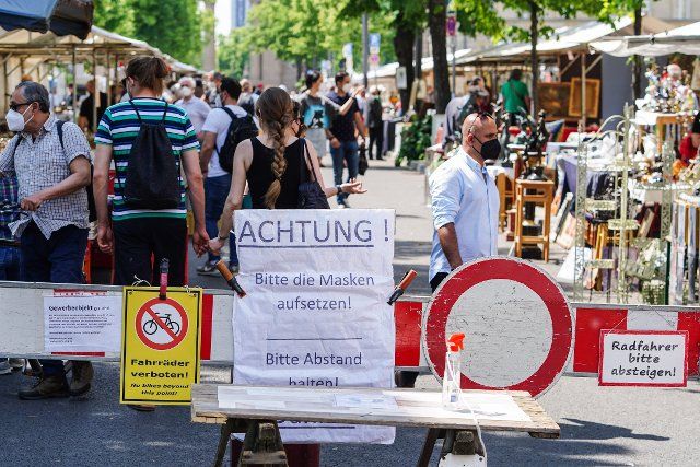 (210607) -- BERLIN, June 7, 2021 (Xinhua) -- A sign reminding people to wear face masks and maintain distance is seen at an entrance of a flea market in Berlin, Germany, June 6, 2021. Flea markets are allowed to reopen from June 4 after longtime closure due to COVID-19 pandemic, attracting many visitors at the weekend. (Photo by Stefan Zeitz\/Xinhua
