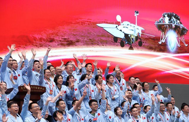 (210515) -- BEIJING, May 15, 2021 (Xinhua) -- Technical personnel celebrate after China\