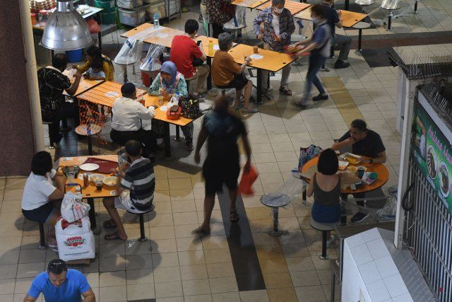 (210708) -- SINGAPORE, July 8, 2021 (Xinhua) -- People, in groups of two, dine in Singapore\