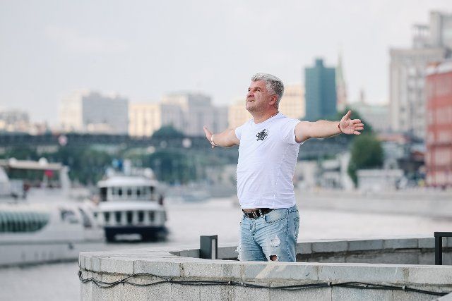 (210714) -- MOSCOW, July 14, 2021 (Xinhua) -- A man relaxes beside a river during a hot day in Moscow, Russia, on July 14, 2021. (Xinhua\/Evgeny Sinitsyny