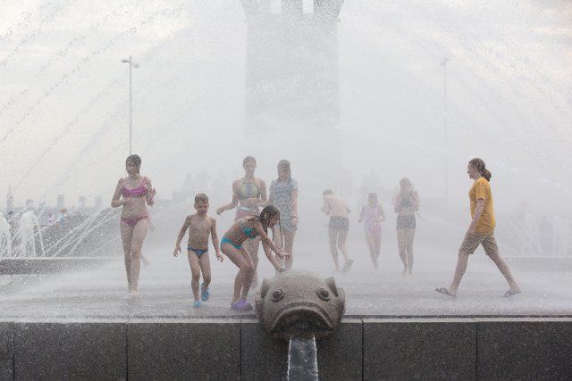 (210623) -- ST. PETERSBURG, June 23, 2021 (Xinhua) -- People cool off in water at a park in St. Petersburg, Russia, June 22, 2021. A heat wave was hitting St. Petersburg in recent days with the highest temperature exceeding 30 degrees Celsius. (Photo by Irina Motina\/Xinhua