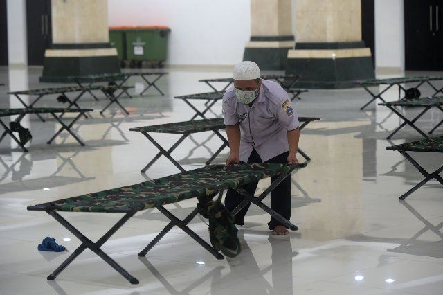 (210623) -- JAKARTA, June 23, 2021 (Xinhua) -- A worker set up portable beds at a mosque prepared to become a quarantine facility for people showing symptoms of the COVID-19 in Jakarta, Indonesia, June 23, 2021. (Xinhua\/Zulkarnain