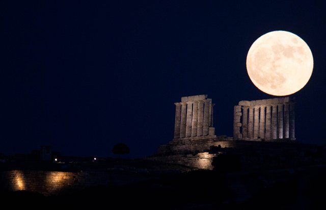 (210624) -- CAPE SOUNION (GREECE), June 24, 2021 (Xinhua) -- The full moon is seen rising over the Temple of Poseidon at cape Sounion, some 70 km southeast of Athens, Greece, on June 24, 2021. (Xinhua\/Marios Lolos