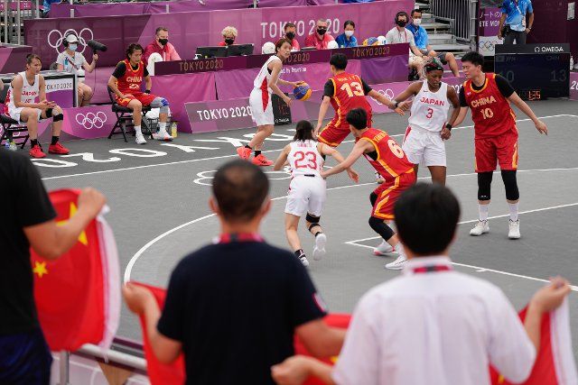 (210726) -- TOKYO, July 26, 2021 (Xinhua) -- Players of China and Japan compete at the 3x3 basketball women\