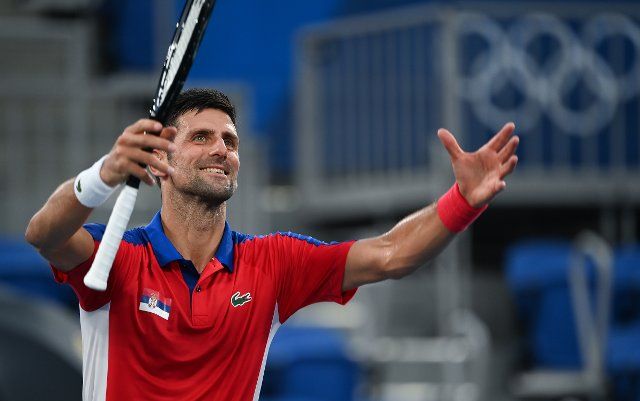 (210726) -- TOKYO, July 26, 2021 (Xinhua) -- Novak Djokovic of Serbia celebrates victory after winning the tennis Men\