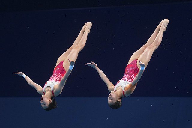 (210727) -- TOKYO, July 27, 2021 (Xinhua) -- Chen Yuxi and Zhang Jiaqi of China compete during the women\