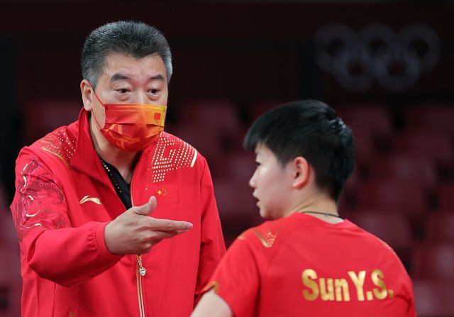 (210727) -- TOKYO, July 27, 2021 (Xinhua) -- Li Sun (L), coach of China gives instructions to Sun Yingsha during the table tennis women\