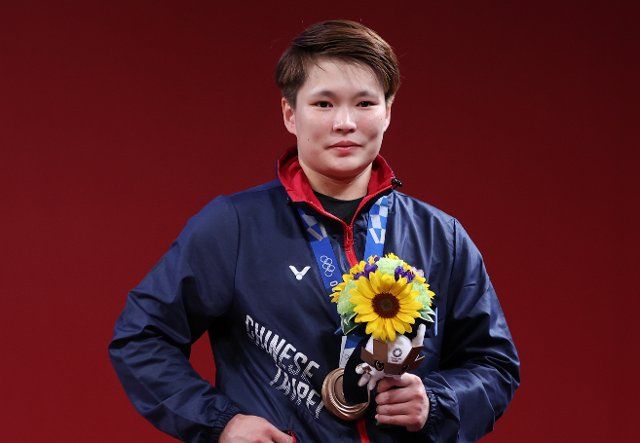 (210727) -- TOKYO, July 27, 2021 (Xinhua) -- Bronze medalist Chen Wen-Huei of Chinese Taipei poses during the weightlifting women\