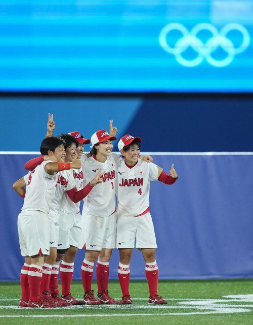 (210727) -- TOKYO, July 27, 2021 (Xinhua) -- Players of Japan celebrate after the softball final between Japan and the United States at the Tokyo 2020 Olympic Games in Tokyo, Japan, July 27, 2021. (Xinhua\/Xue Yubin