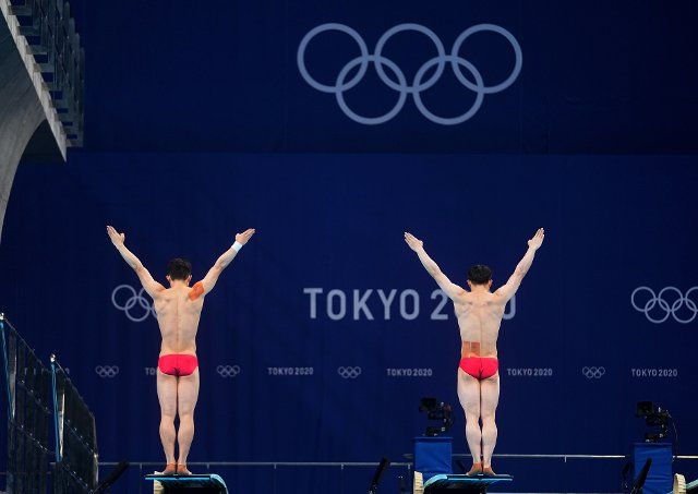 (210728) -- TOKYO, July 28, 2021 (Xinhua) -- Wang Zongyuan (L)\/Xie Siyi of China competes during the diving men\