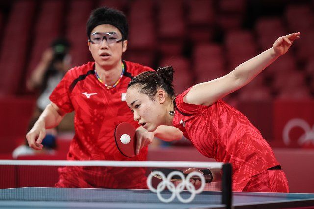 (210724) -- TOKYO, July 24, 2021 (Xinhua) -- Mizutani Jun\/Ito Mima (R) of Japan compete during the table tennis mixed doubles round of 16 match against Stefan Fegerl\/Sofia Polcanova of Austria at the Tokyo 2020 Olympic Games in Tokyo, Japan, July 24, 2021. (Xinhua\/Pan Yulong